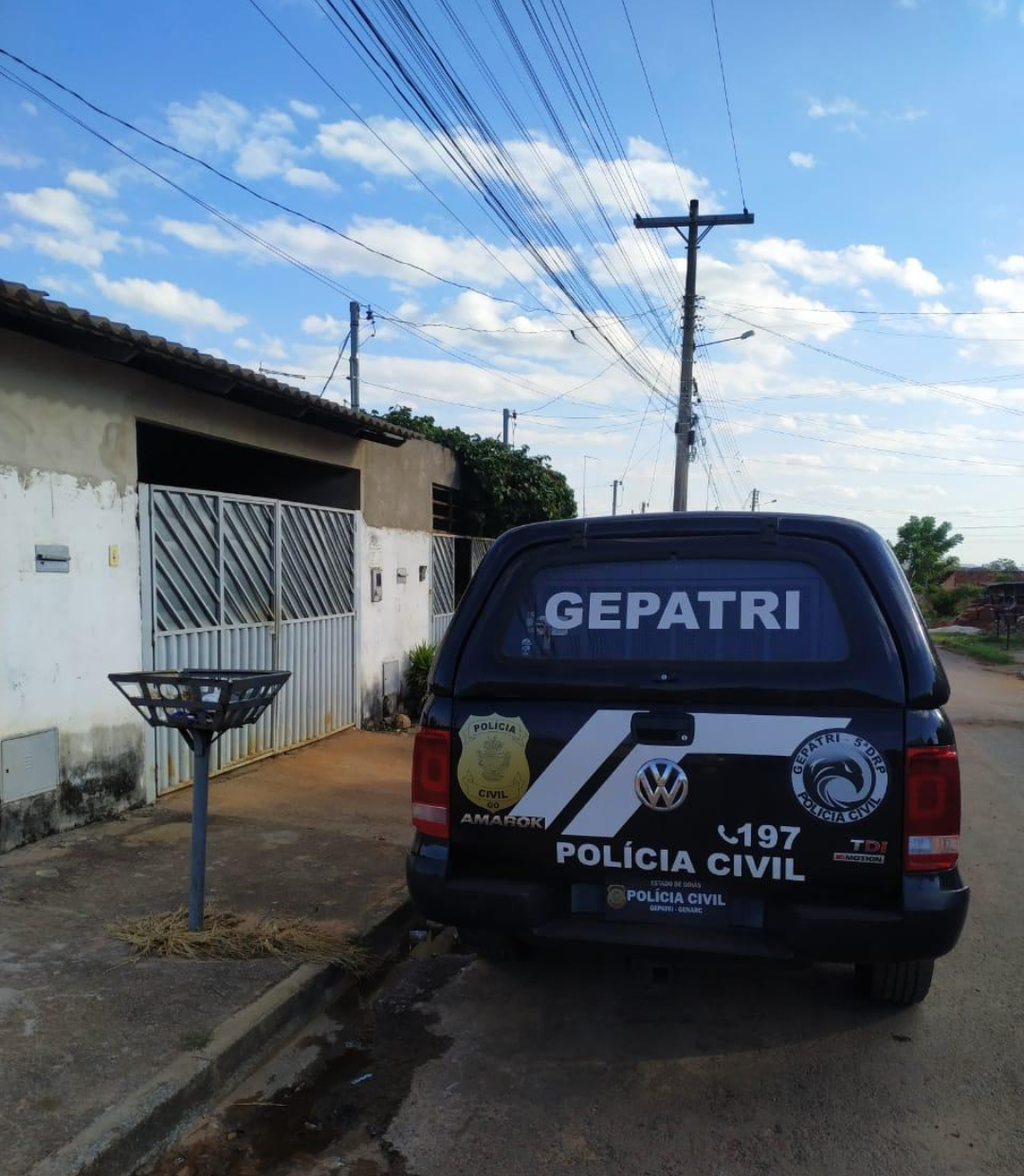 PC prende 2 irmãos suspeitos de vender drogas em residência