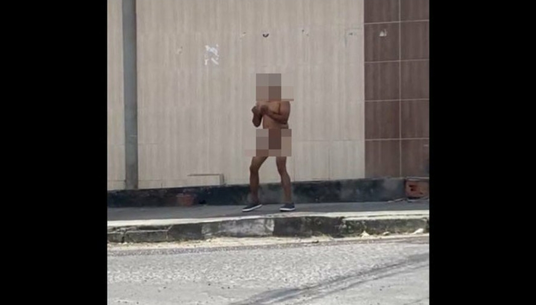 Policial fica nu em público, atira contra chão e agride homem na Bahia
