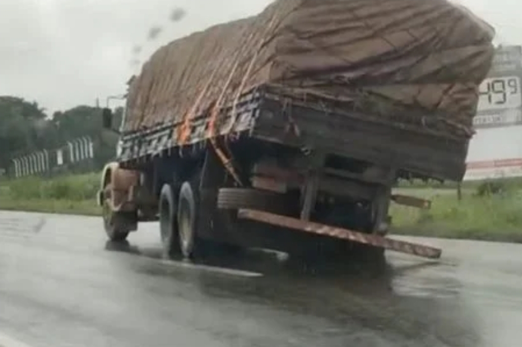 Caminhão que trafegava quase caindo é apreendido pela PRF, em Aparecida