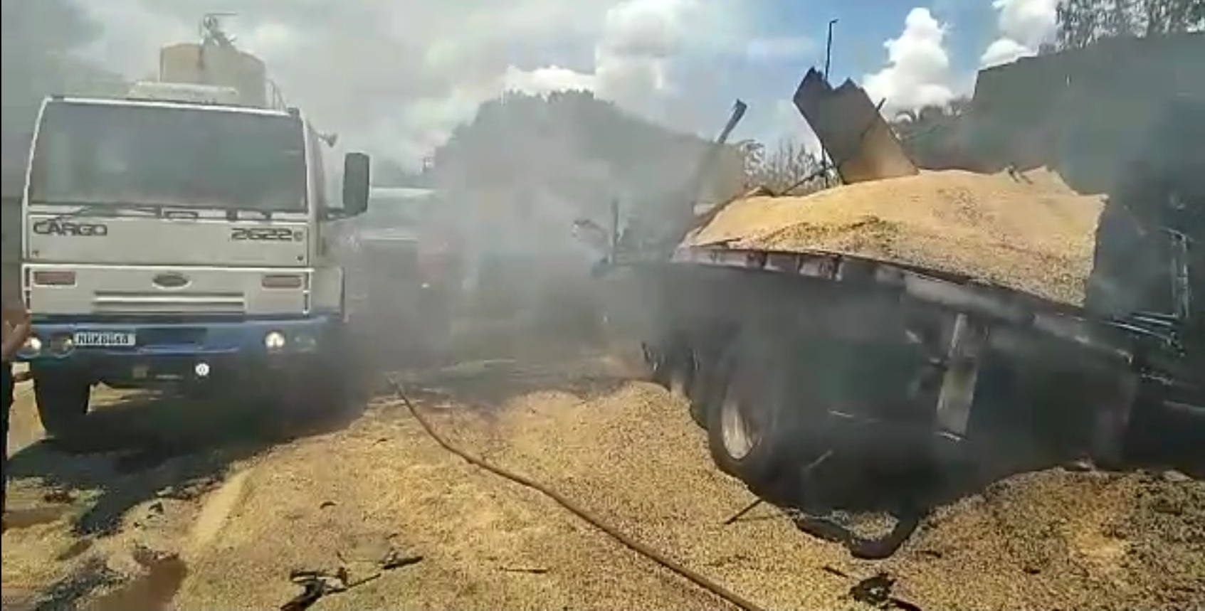 Colisão entre carretas interdita rodovia em Bom Jesus de Goiás