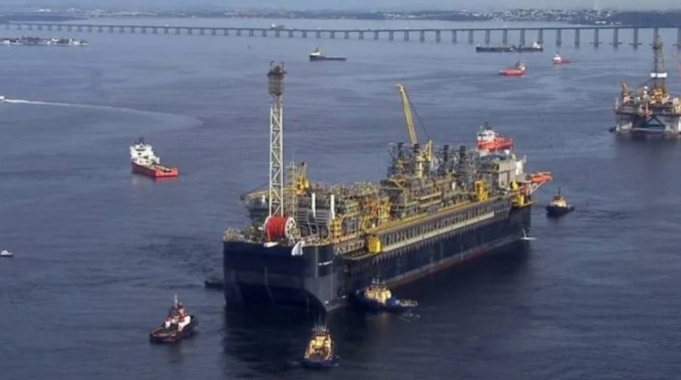 Homem morre após helicóptero da Petrobras fazer pouso de emergência na Bahia