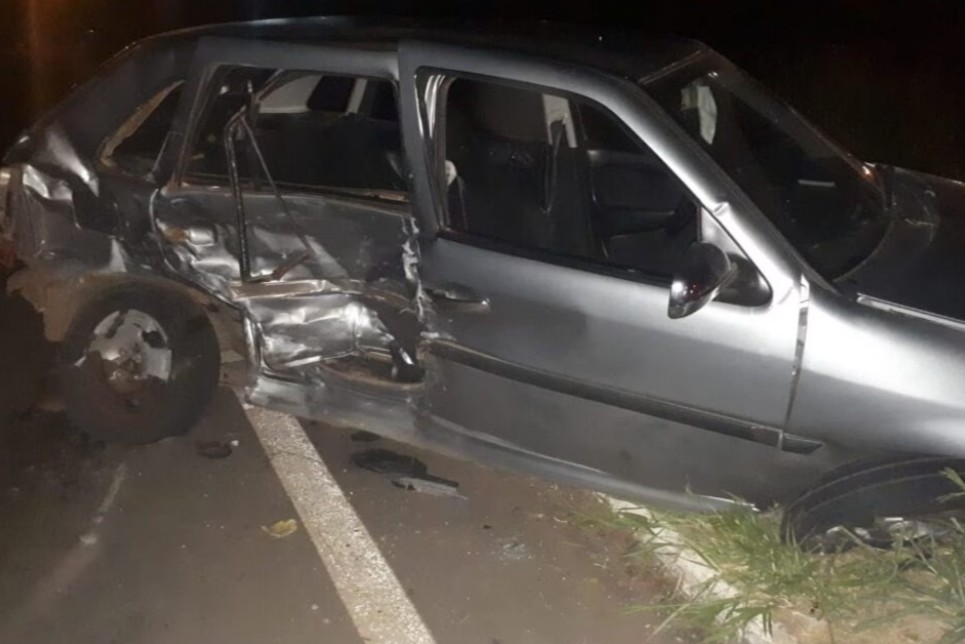 Sete pessoas ficam feridas após colisão entre dois carros em Goiânia