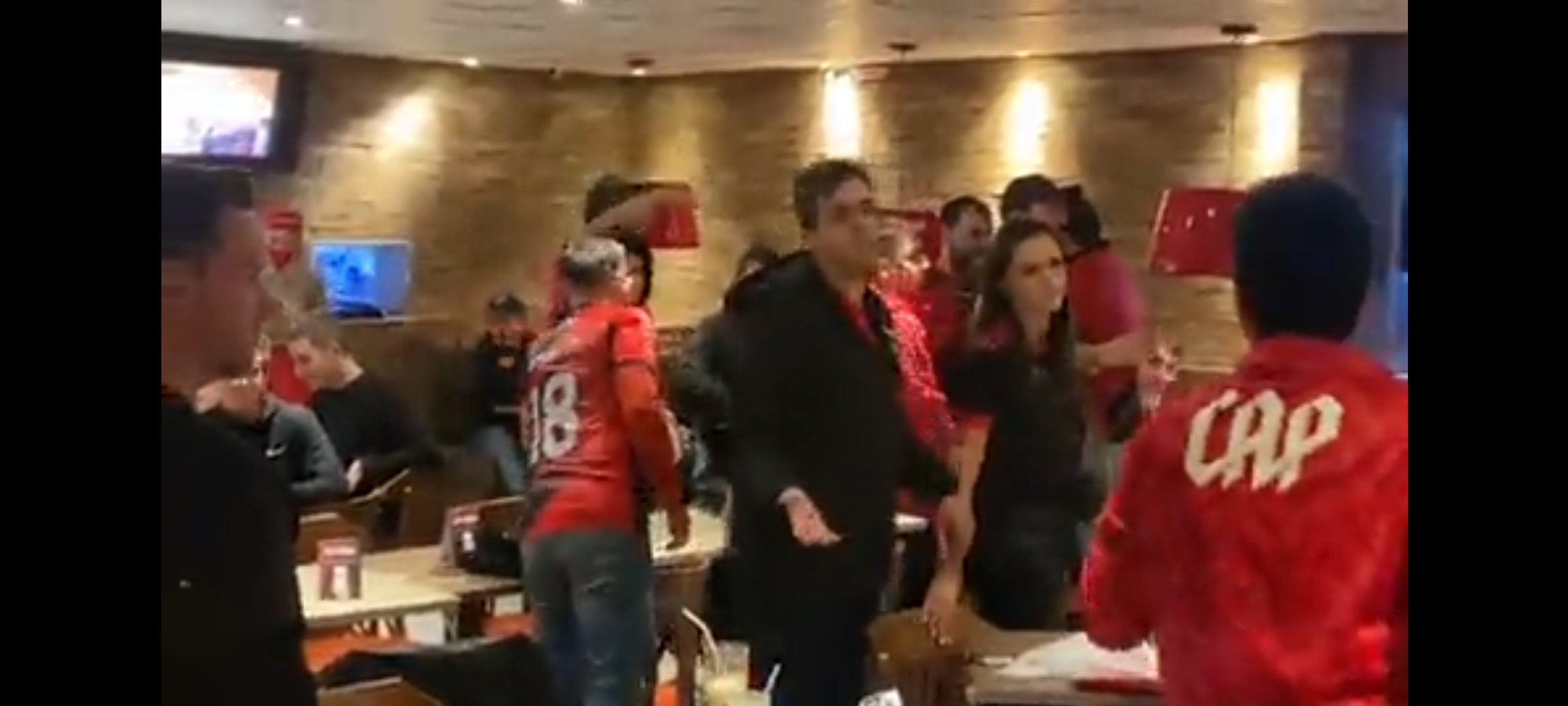 Torcedores do Athletico-PR expulsam família flamenguista de restaurante