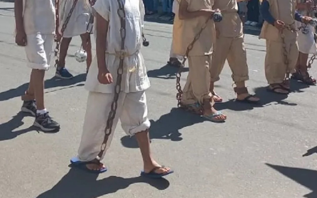 Ministério Público investiga desfile com crianças negras fantasiadas de escravos no PR