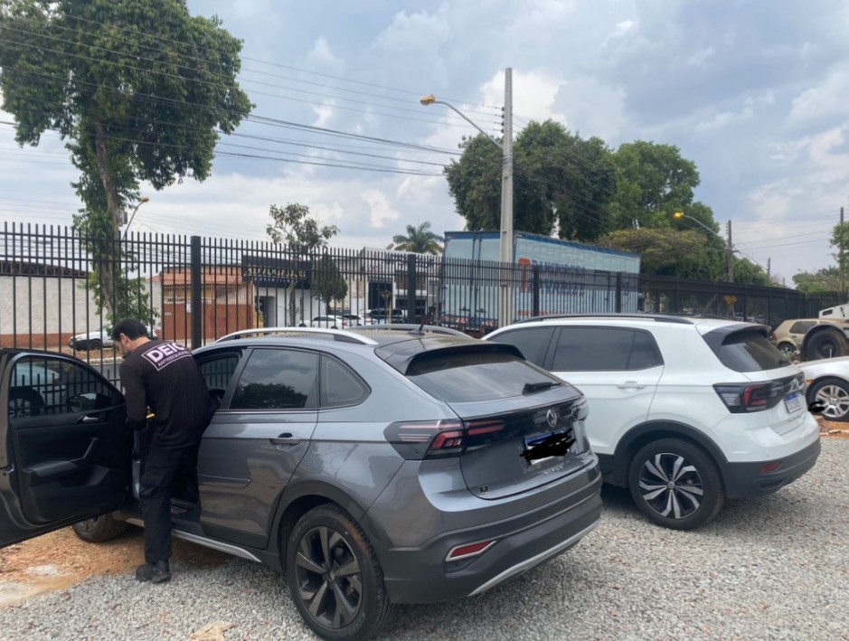 PC apreende objetos e carros em apartamento alugado por suspeitos de práticas criminosas, em Goiânia