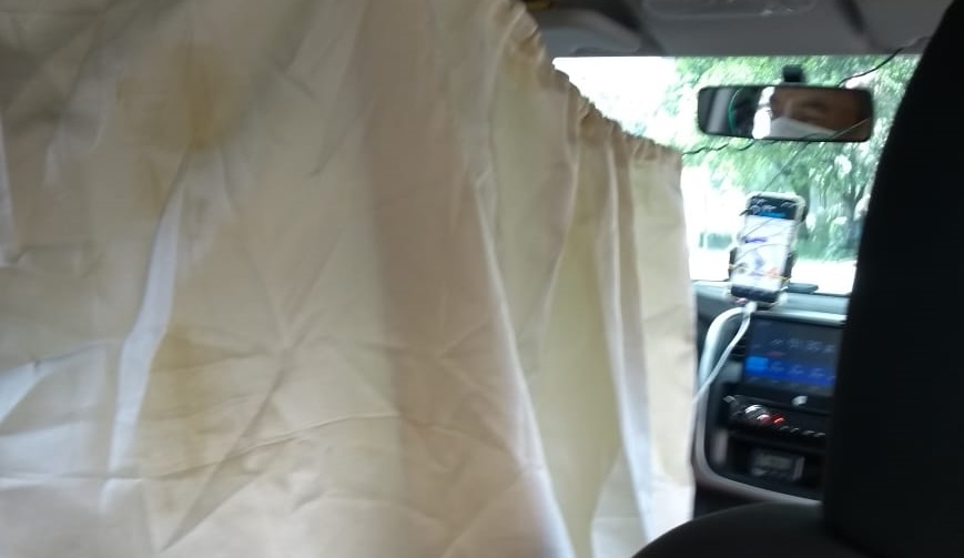 Motorista de transporte por aplicativo monta cabine de pano para se proteger