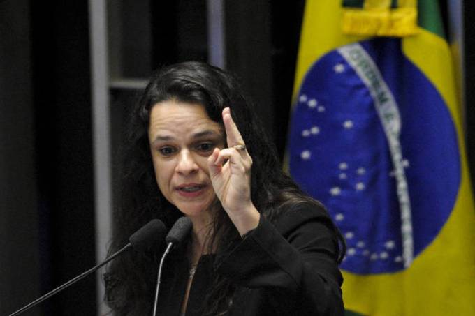 Janaina Paschoal diz que briga de Bolsonaro com STF 'é teatro' e alfineta Pontes