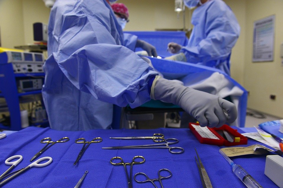 Médico que fez cirurgia de vasectomia e não de fimose é condenado