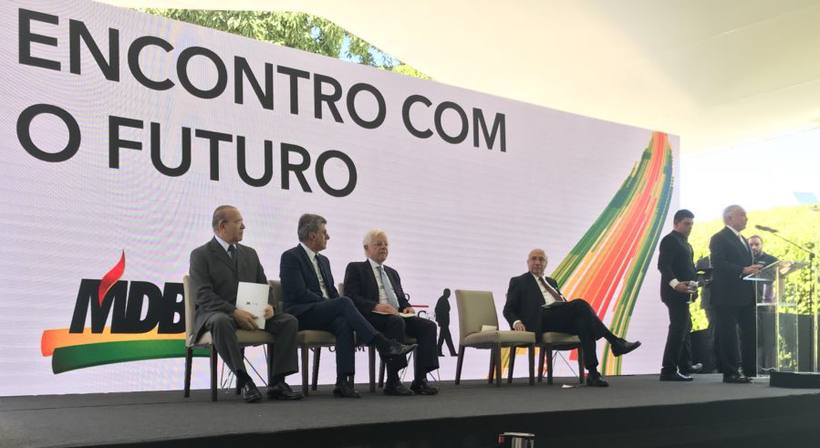 Temer desiste da reeleição e anuncia apoio a Meirelles