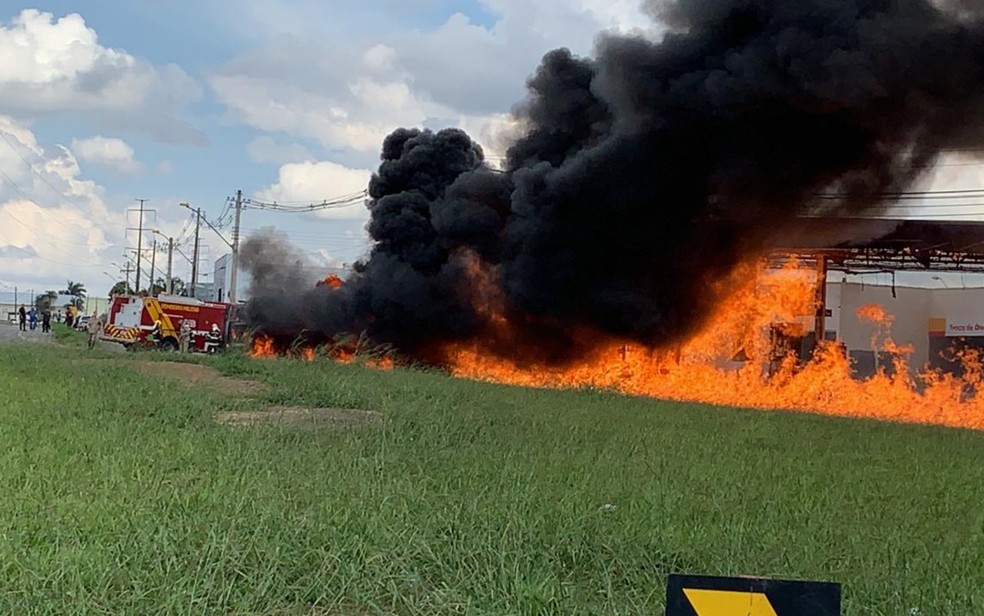 Carreta com carga de etanol tomba no Anel Viário em Goiânia, e pega fogo