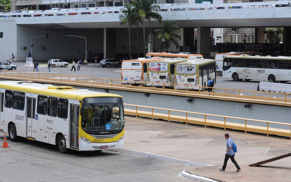 Justiça mantém condenação de homem que xingou passageiro de ônibus no DF