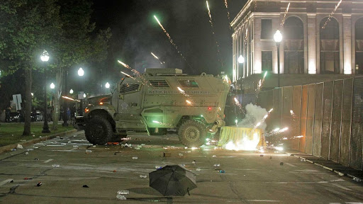 Em 3ª noite de protestos, uma pessoa morre e outras 2 são baleadas em Wisconsin