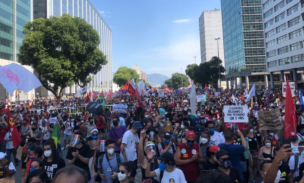 No Rio, protesto anti-Bolsonaro pede respeito à democracia, vacinação e educação