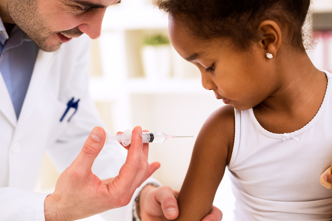 MP alerta que pais que não vacinarem filhos contra sarampo e polio podem perder a guarda das crianças