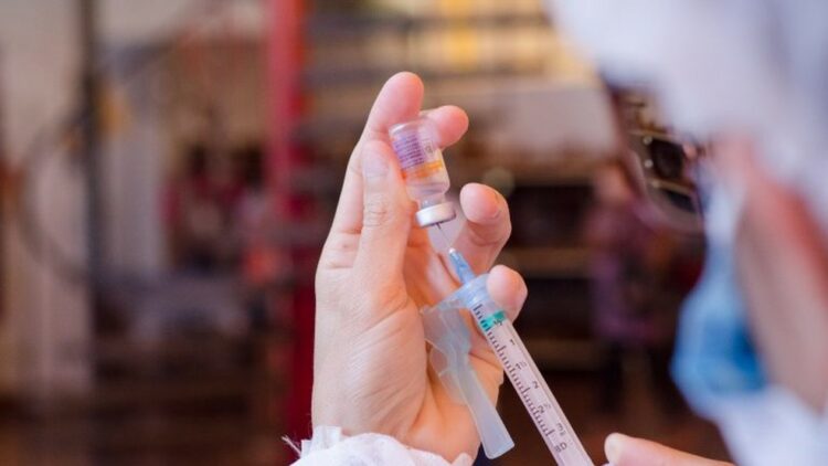 Jovem italiana recebe seis doses de vacina contra covid-19 por engano