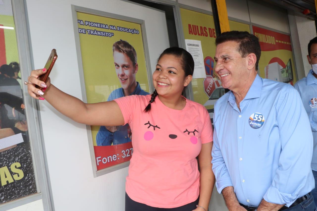 Vanderlan realiza última caminhada: “O que ofereço são ideias já testadas e novas propostas que vão melhorar sua vida”