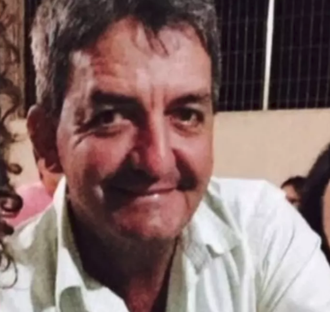 Motociclista morre eletrocutado após encostar em fio de energia caído na rua