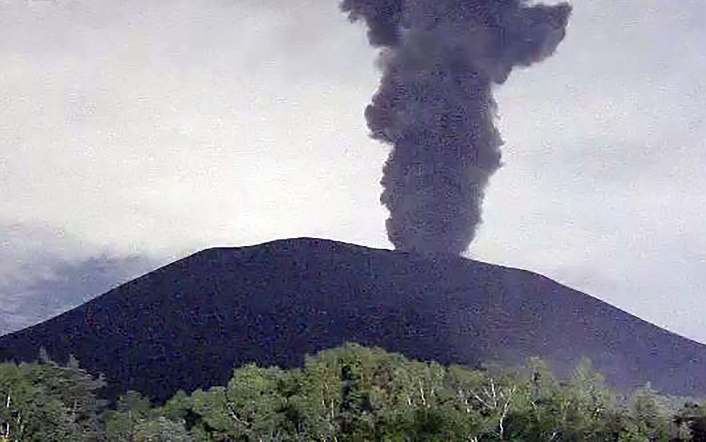 Vulcão próximo a Tóquio entra em erupção