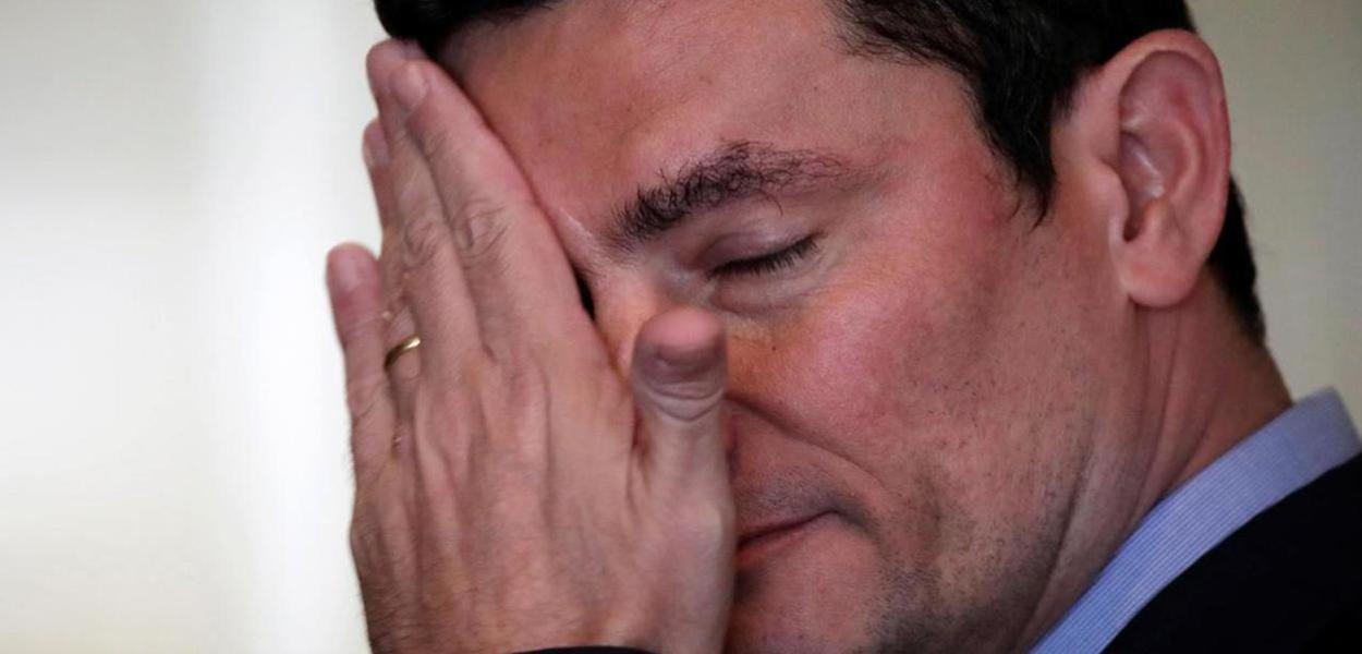 Moro teoriza que homens 'talvez' agridam mulheres por se sentirem 'intimidados' e recebe críticas