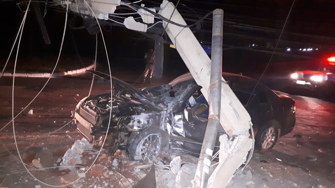 Homem morre após bater veículo em poste, em Goiânia