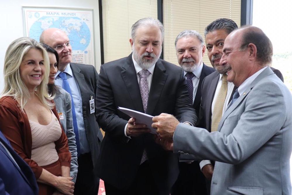 Zacharias Calil entrega denúncia ao MPF contra teleconsultas
