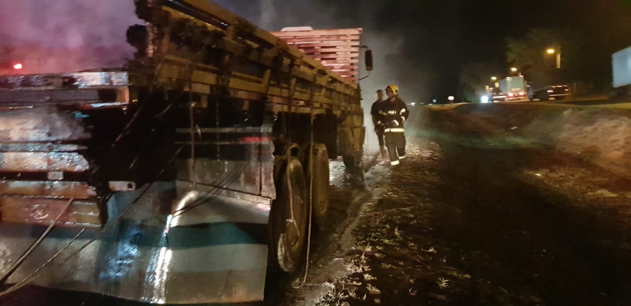 Caminhão pega fogo e deixa BR-153 interditada