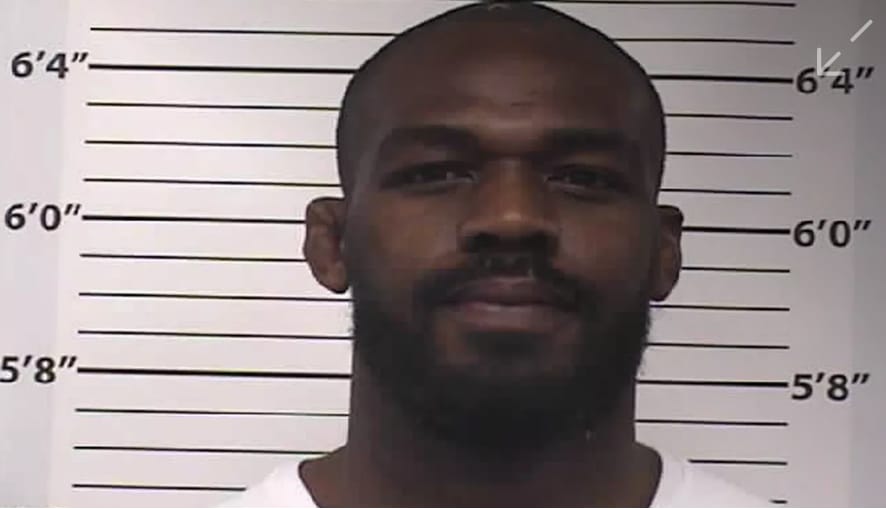 Jon Jones campeão do UFC é preso por dirigir bêbado e uso negligente de arma de fogo