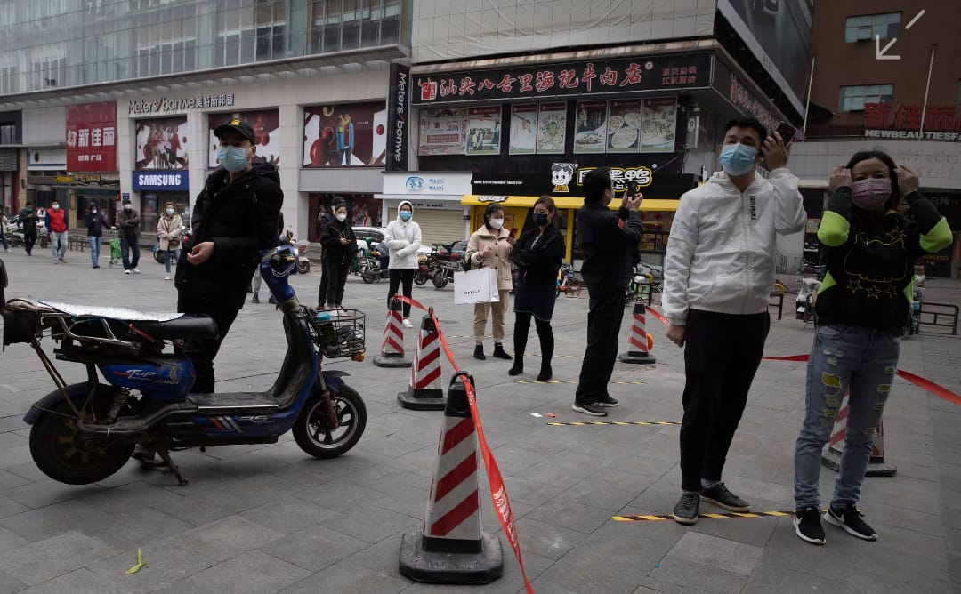 Moradores de Wuhan, epicentro da pandemia de Covid-19, são orientados a permanecerem em quarentena