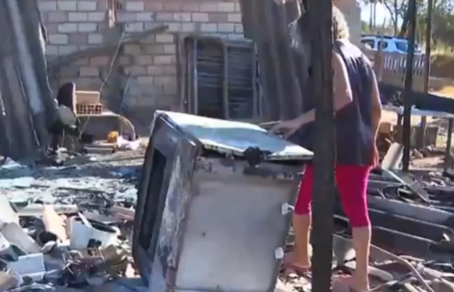 Aparecida de Goiânia: fogo em residência destrói tudo que família possuía