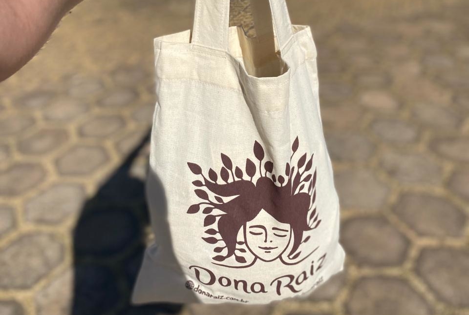 Compre produtos Dona Raiz e ganhe sacola retornável