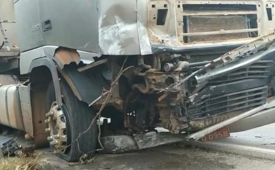 Acidente entre caminhão e carro faz três vítimas fatais