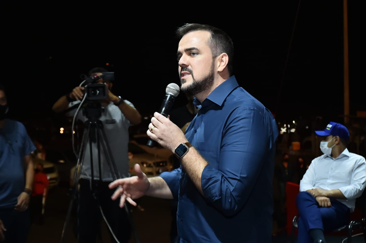 Em inédito comício drive-in, Gustavo Mendanha reúne apoiadores em mais de mil carros