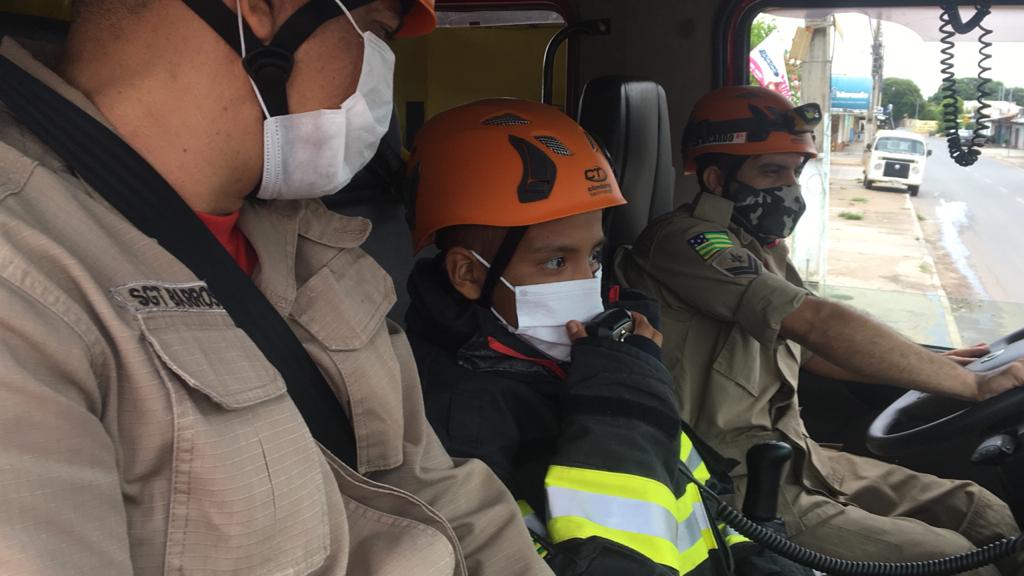 Menino que luta contra câncer realiza o sonho de ser bombeiro por um dia