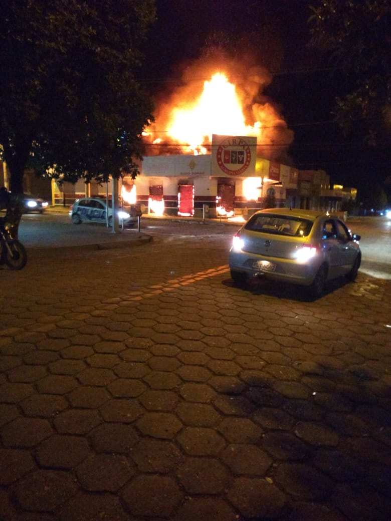 Incêndio em ponto comercial  de Itapuranga (GO) é combatido pelos Bombeiros