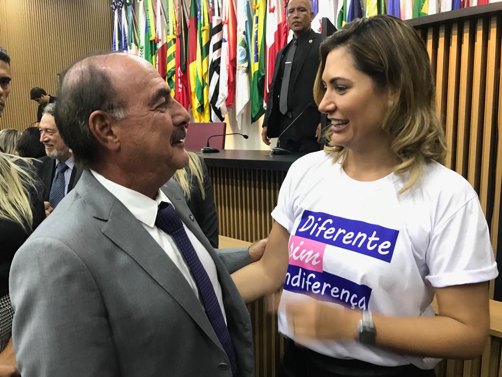 Michelle Bolsonaro confirma visita às gêmeas siamesas neste sábado