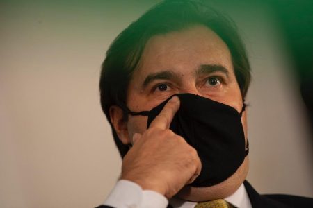 Maia critica Pazuello e diz que gestão do "ministro da Saúde é um grande desastre para o país"