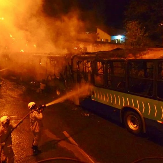 Incêndio em ônibus é contido pelo CBMGO em Goiânia