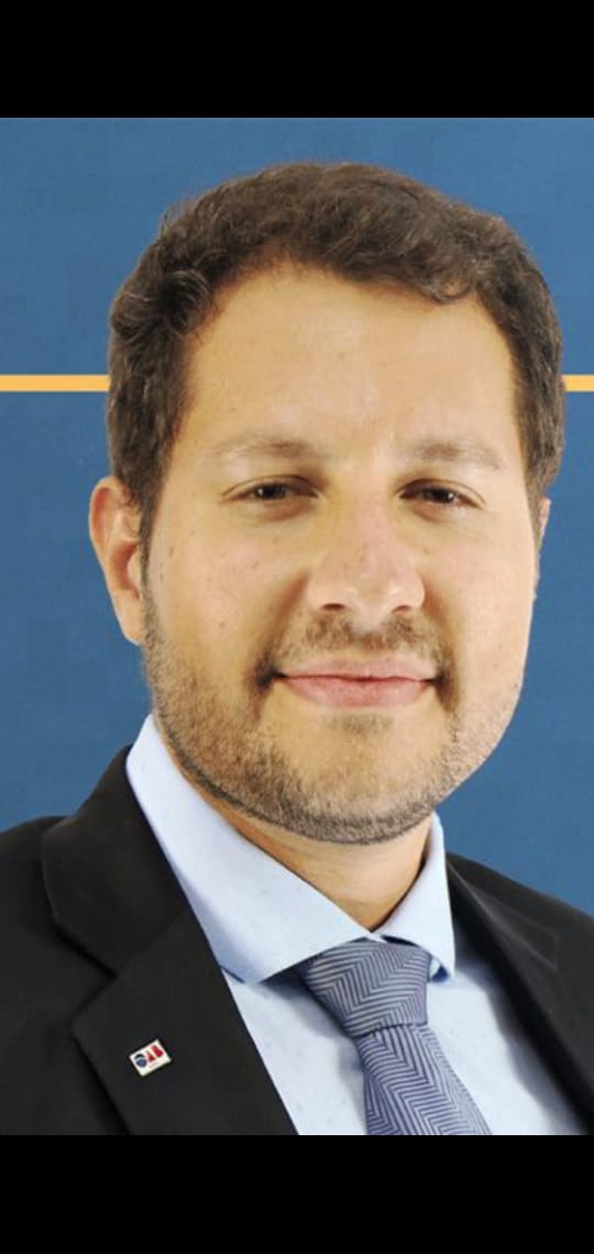 O direito do réu de responder às perguntas de quem ele quiser.