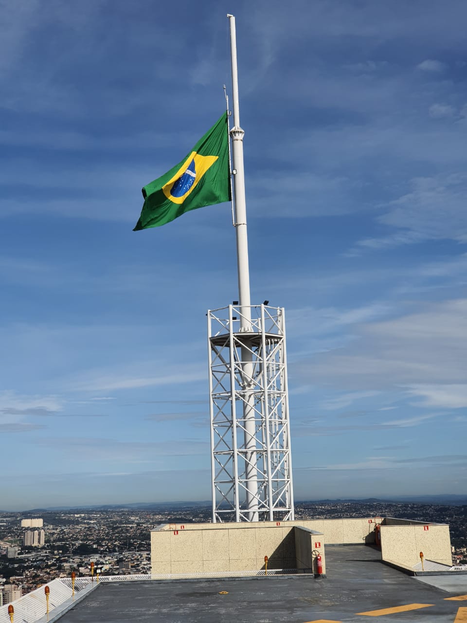 Órion Complex hasteia bandeira nacional a meio mastro em sinal de luto ...