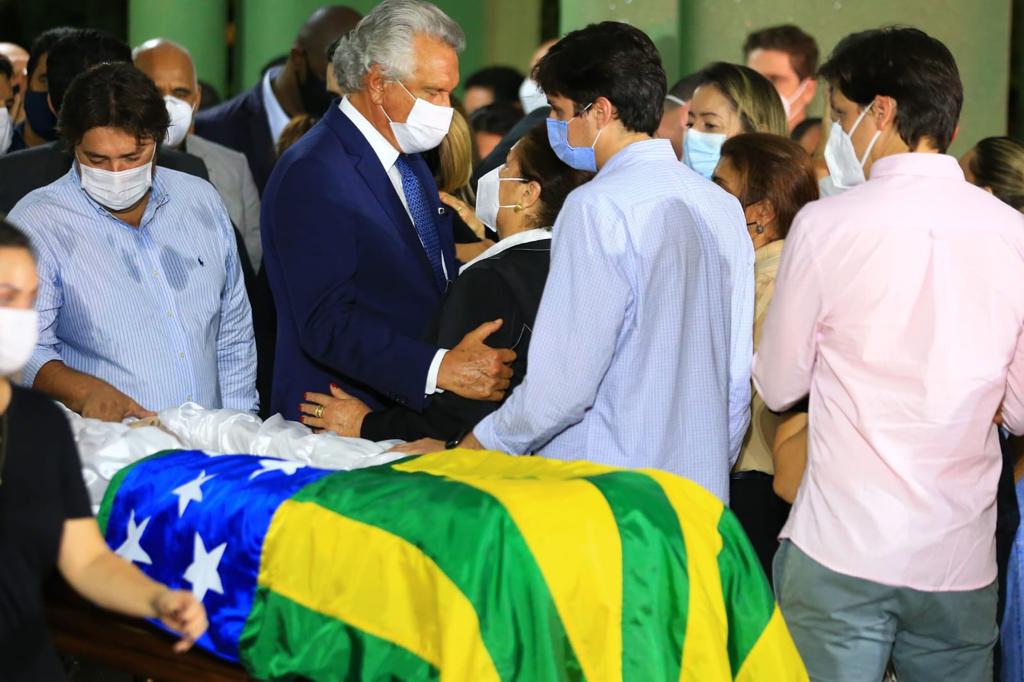 Sob forte comoção, Maguito Vilela recebe homenagens da população de Goiânia em frente ao Palácio das Esmeraldas
