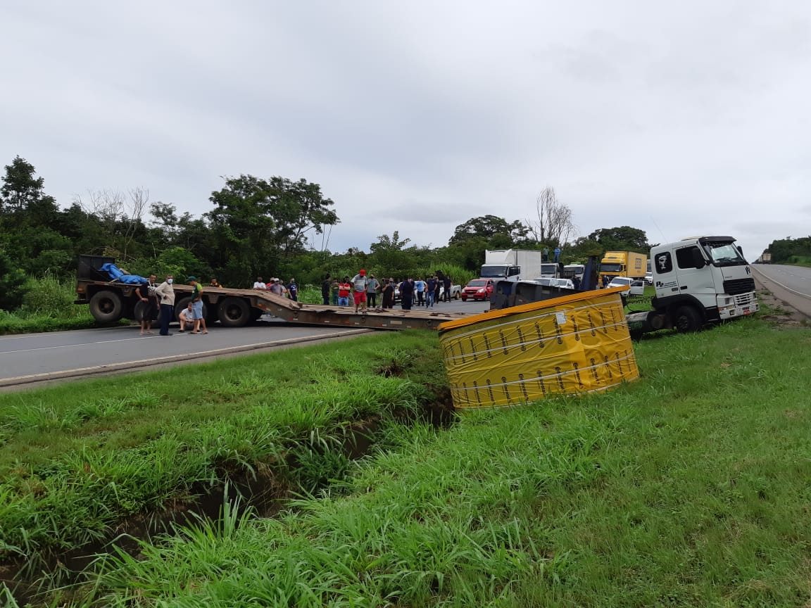 Acidente na BR-153 deixa via parcialmente interditada