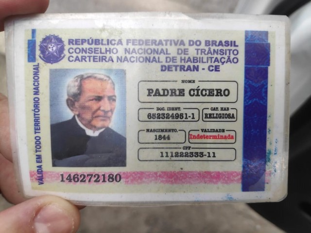 Após ser parado em blitz, idoso apresenta carteira de habilitação de Padre Cícero e Frei Damião