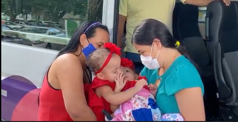 Laís deixa HMI após dois meses da cirurgia de separação
