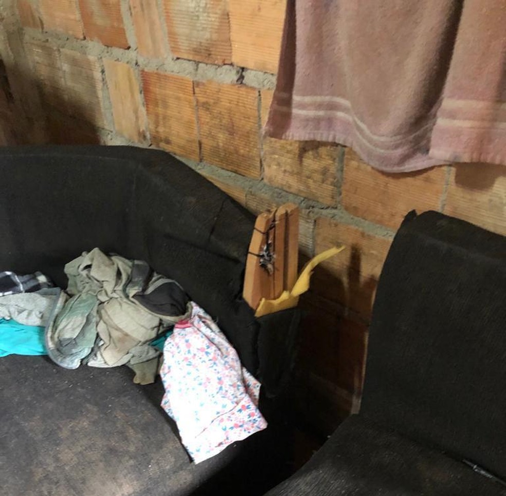 Homem é preso suspeito de ameaçar esposa com foice, na frente dos sete filho