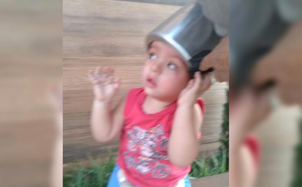 Menino de 2 anos fica com a cabeça presa em panela de pressão