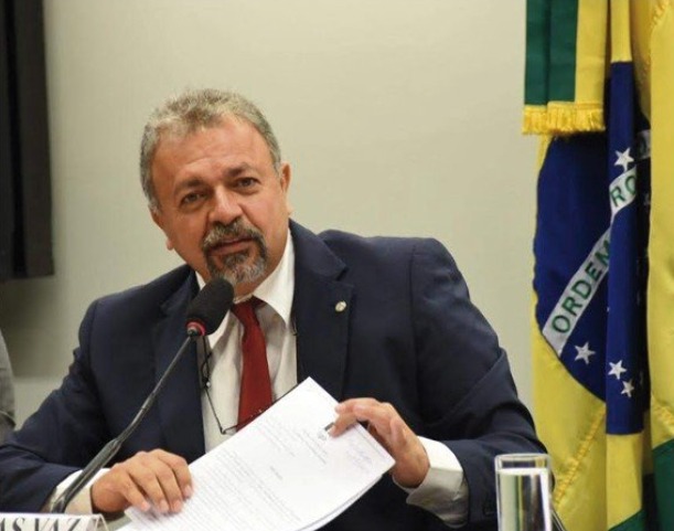 Elias Vaz entrega relatório  sobre desvio de verbas