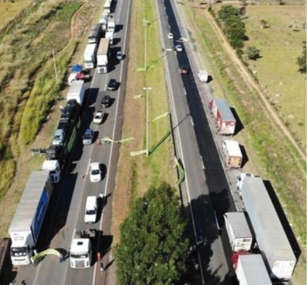 Caminhoneiros ameaçam  entrar em greve