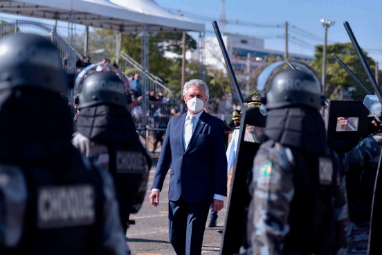 Caiado anuncia promoção de policiais