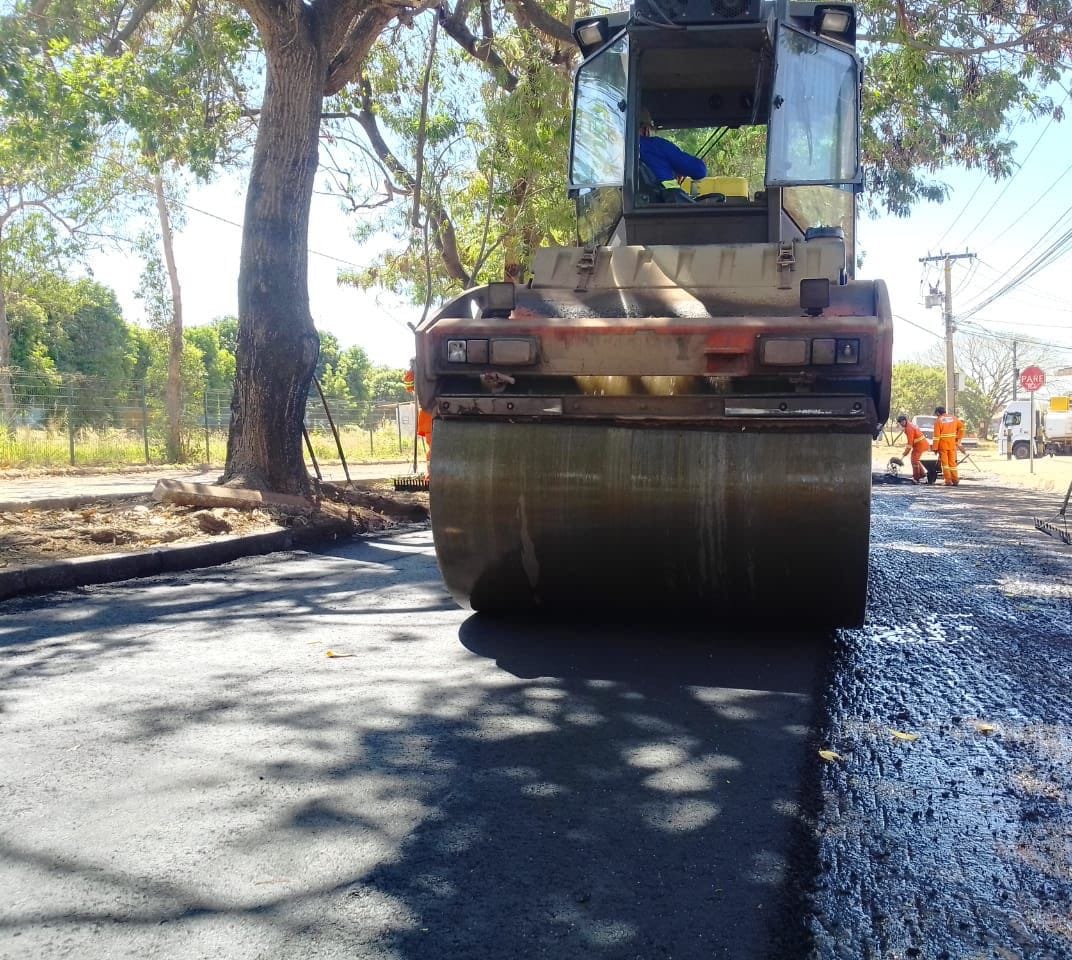 Prefeitura atende mais de 10 bairros com manutenção e reconstrução asfáltica neste sábado