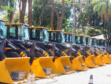 Prefeituras recebem  45 pás-carregadeiras